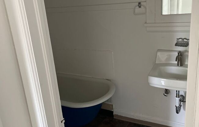 2 beds, 1 bath, $810, Unit D-2