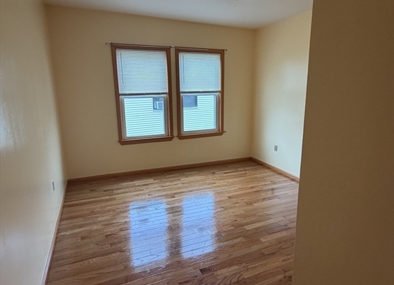 4 beds, 1 bath, 1,500 sqft, $2,800, Unit 2