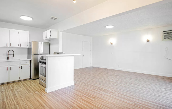 527 W 15th St