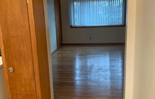 2 beds, 1 bath, 850 sqft, $879, Unit 845-2