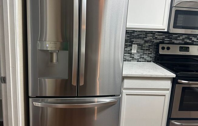 Modern 3/BR 2.5/BA Home with Stylish Kitchen & Cozy Fireplace