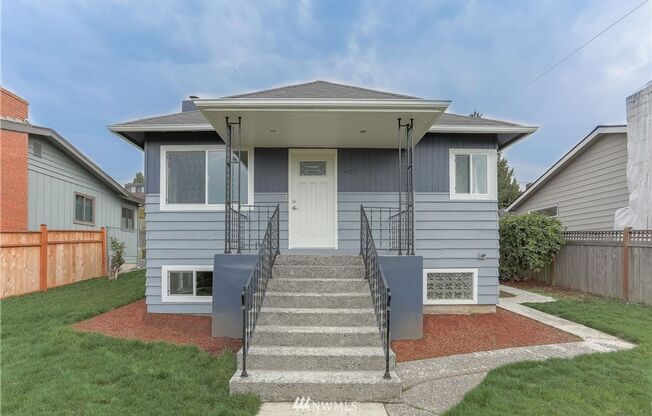 Charming West Seattle 3 Bed 2 Bath Charmer for Lease!