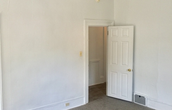 3 beds, 1 bath, $1,425, Unit 3