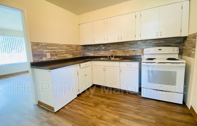 223 E 15 AVE