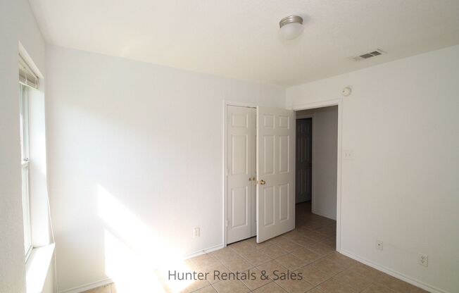 3 beds, 2 baths, $1,250, Unit Unit A