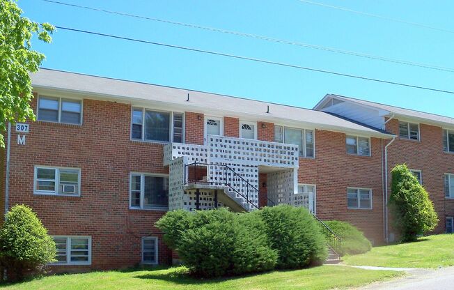 2 beds, 1 bath, 903 sqft, $1,140, Unit M-10