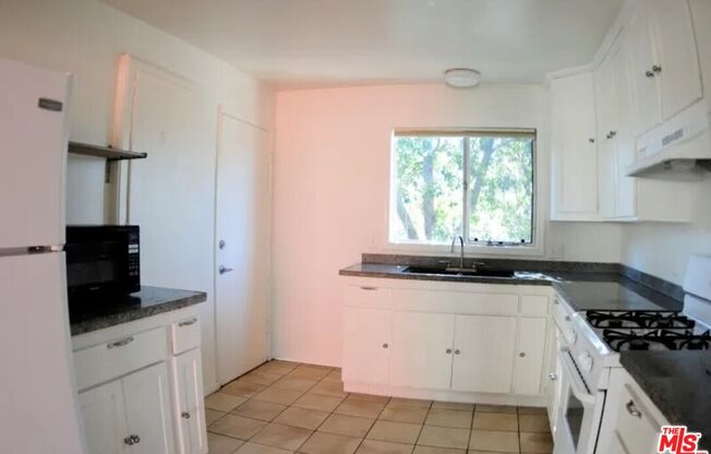 1204 W 24 ST