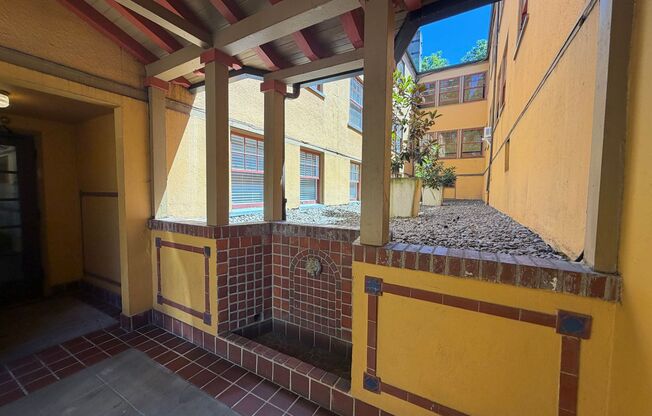 Studio, 1 bath, 320 sqft, $1,129, Unit 06