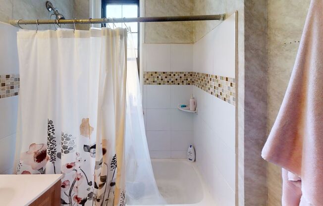 Cozy Cleveland Circle three bedrooms apartment