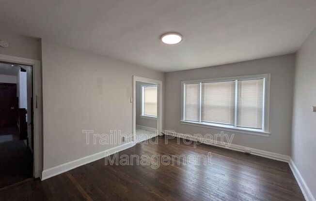 1605 W 37 ST