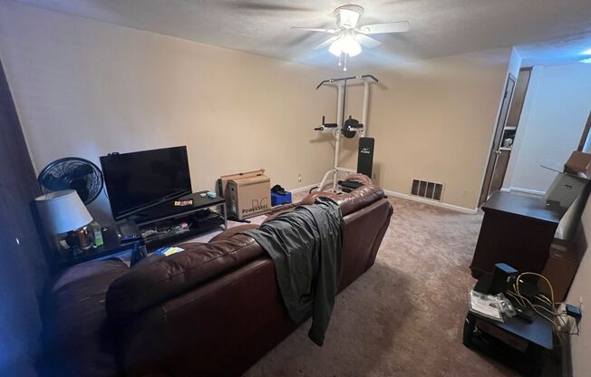 2 beds, 1 bath, $1,300