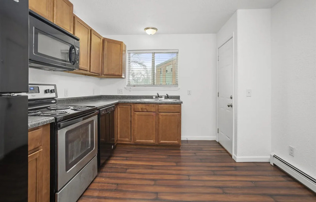 2 beds, 1 bath, $695, Unit 3