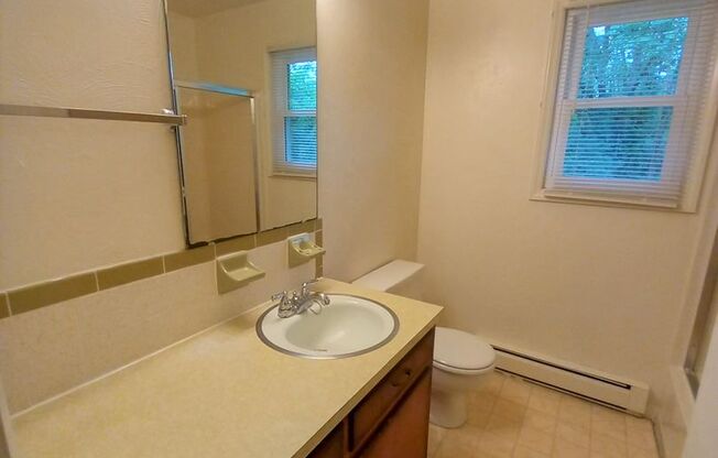 2 beds, 1 bath, 903 sqft, $1,170, Unit K-1