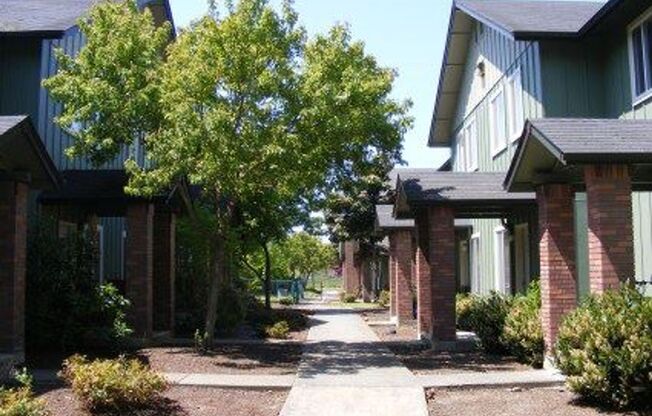 2 beds, 1.5 baths, 896 sqft, $1,495, Unit 698 LaSalle Street #4