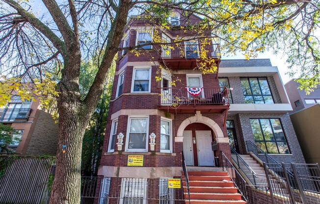 Condo Quality 2bed/1bath GARDEN space in the HEART of Bucktown/Wicker Park! In-Unit Laundry! Blue Line!