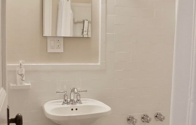 1 bed, 1 bath, 750 sqft, $1,025, Unit 506