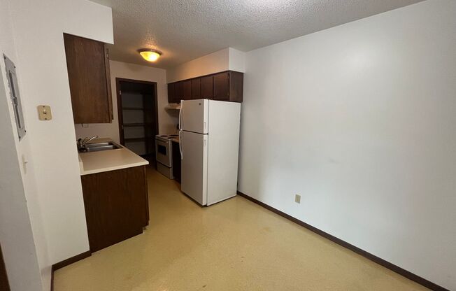 1 bed, 1 bath, 555 sqft, $595, Unit 02