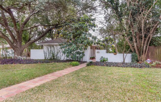 SECLUDED 3-BEDROOM IN TERRELL HILLS