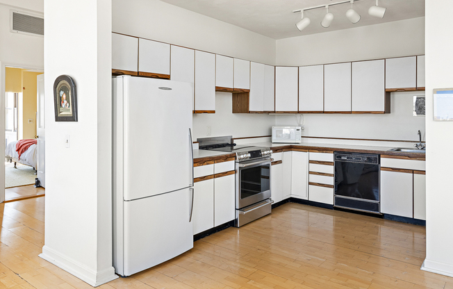 2 beds, 2 baths, $3,300, Unit 8