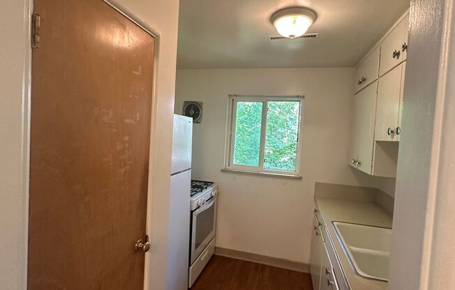 2 beds, 1 bath, $2,350, Unit 5