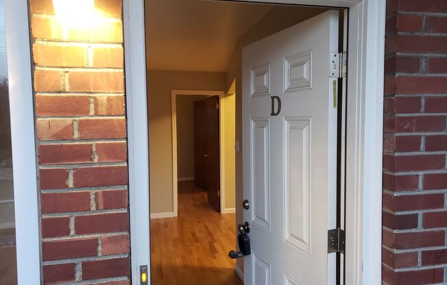 Fremont - Small Building - 1BR Top Floor Corner Unit - Clean!