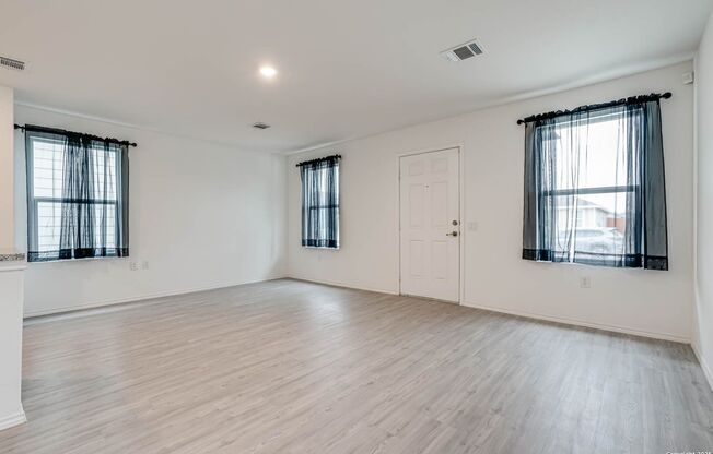 Super cute 3 Bedroom 2 Bath Home Southside San Antonio Area