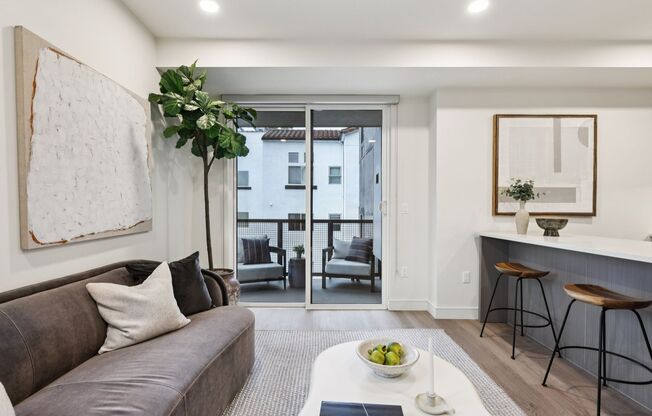 2 beds, 1 bath, 776 sqft, $3,250, Unit 706