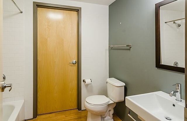 Studio, 1 bath, 989 sqft, $2,400, Unit Street