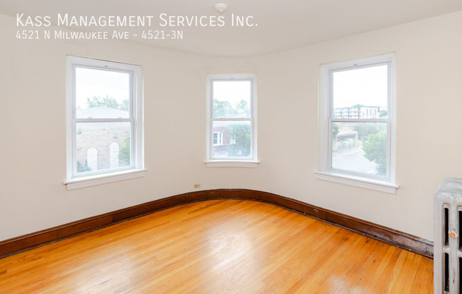 4521 N MILWAUKEE AVE