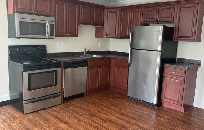 1 bed, 2 baths, 850 sqft, $1,500, Unit 300