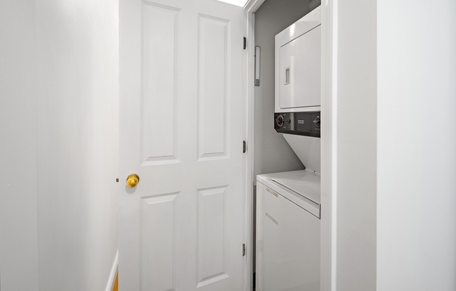 2 beds, 2 baths, 1,027 sqft, $5,200, Unit 201