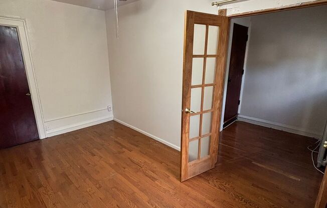 3 beds, 1 bath, $1,000, Unit 291