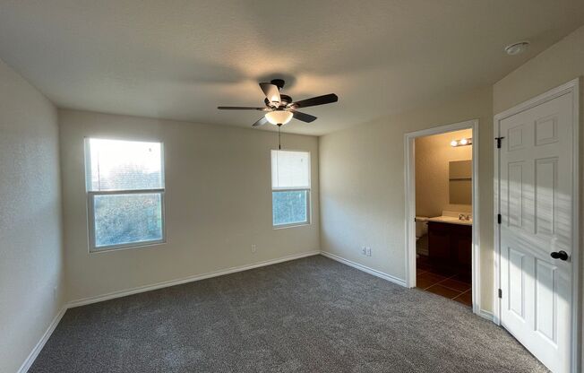 3 beds, 2.5 baths, $1,500, Unit 4*