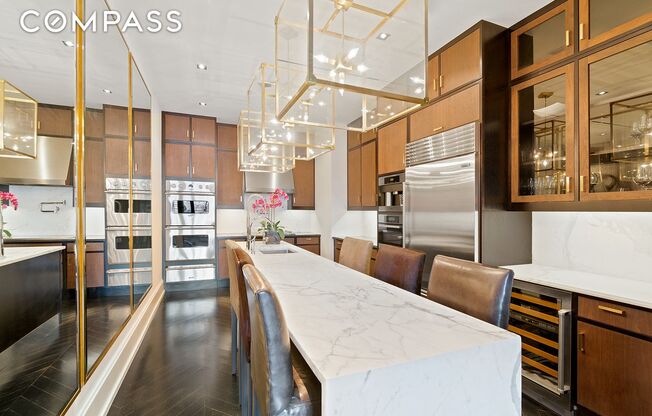 212 W 18 ST