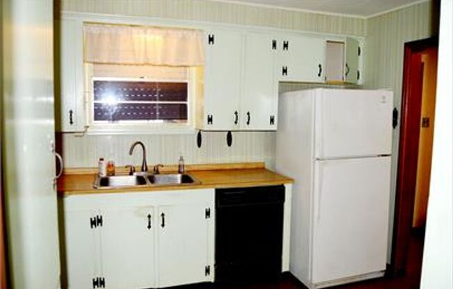 4 bedroom 2 bath home for rent in Broadmoor subdivision
