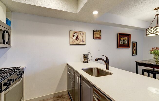 2 beds, 2 baths, 960 sqft, $2,100, Unit 203