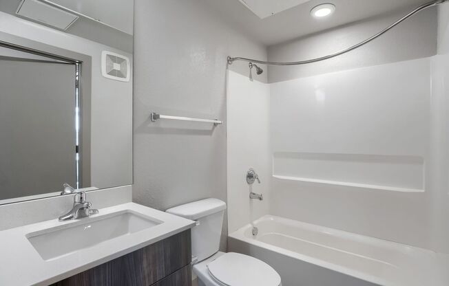 3 beds, 3 baths, 900 sqft, $2,400, Unit 204