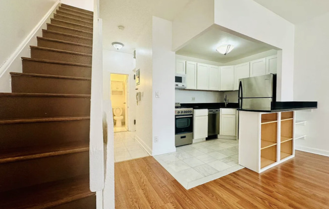 305 E 95 ST