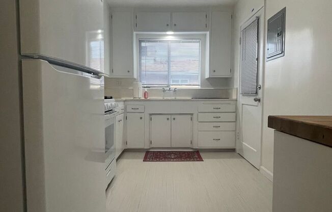 Spacious 1+1 in Burbank