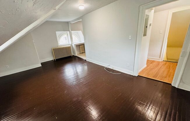 233 W Queen Lane