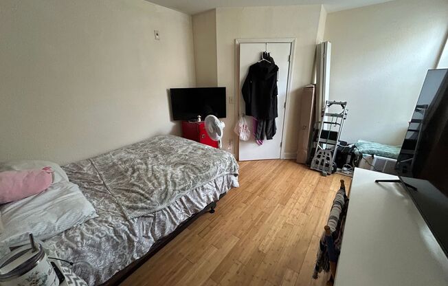 2 beds, 1 bath, $1,025, Unit 103