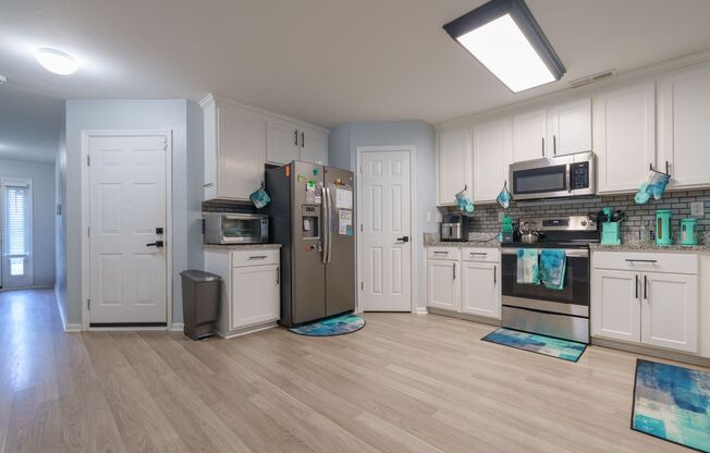 MOVE IN READY 3 Bedroom in the Heart of Norfolk!