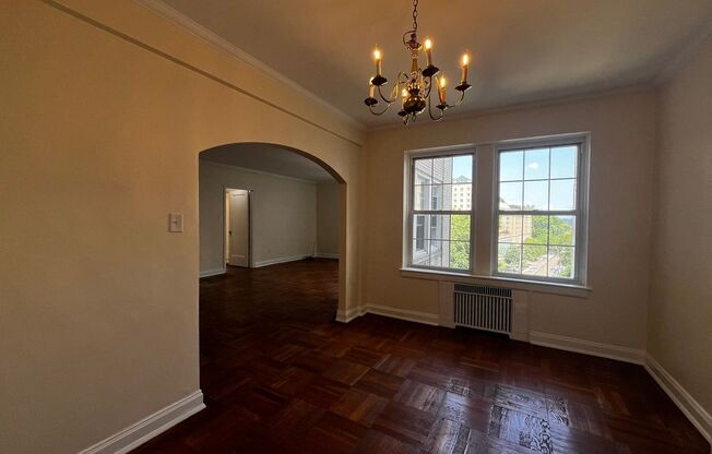 2 beds, 1 bath, 975 sqft, $2,055, Unit Royal York 802