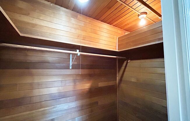 2 beds, 1 bath, 876 sqft, $1,995, Unit Court - D