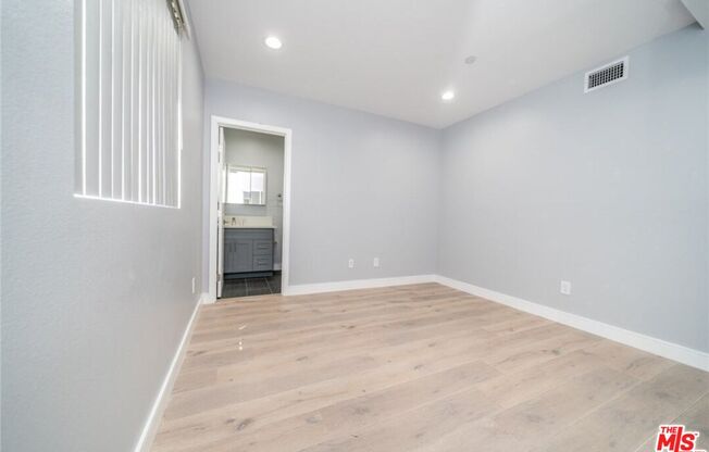 233 E 28 ST