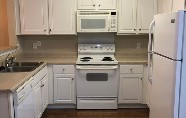 Townhome in Riverbridge Community in Bellevue only minutes to Bellevue Mall and I-40.