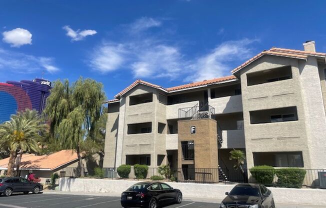 AWESOME 2 BEDROOM CONDO NEAR STRIP W/ VIEWS AND OVERLOOKS POOLS!!!!!!