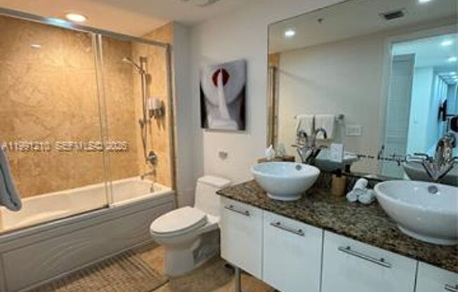 1 bed, 1 bath, 981 sqft, $3,350, Unit 41 SE 5th St # 2305
