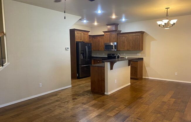 Like-new home, 3bds and 2.5 baths, all the bells and whistles!