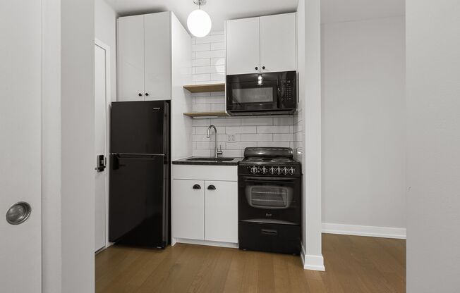 Studio, 1 bath, 225 sqft, $1,365, Unit 301